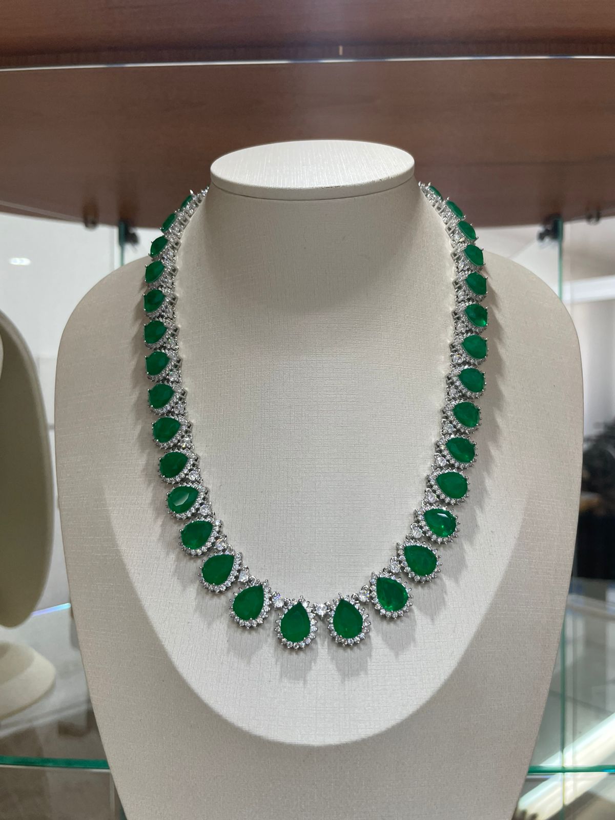 Colar Gotas Verde Esmeralda e Zircônias Rodinadas